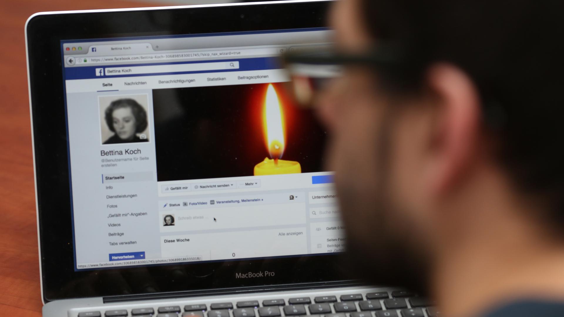 Ein Mann versetzt das Facebook-Profil einer Verstorbenen in den Gedenkzustand Ein Mann versetzt das Facebook-Profil einer Verstorbenen in den Gedenkzustand