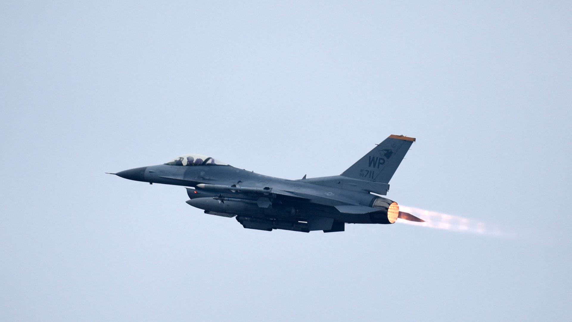 Die Ukraine hofft auf amerikanische  F-16-Kampfjets, mit denen auch der Luftkampf gegen die russischen Kampfflugzeuge aufgenommen werden könnte