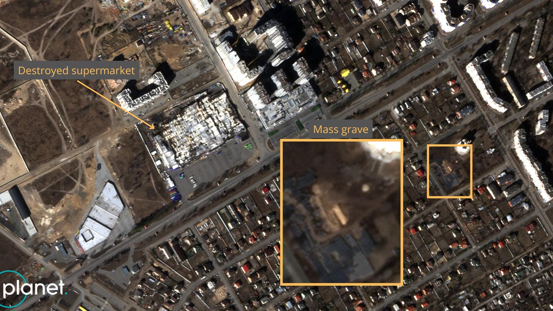 Massengrab neben einer Kirche in Butscha, aufgenommen am 21. März 2022 durch Satelliten des Unternehmens Planet Massengrab neben einer Kirche in Butscha, aufgenommen am 21. März 2022 durch Satelliten des Unternehmens Planet