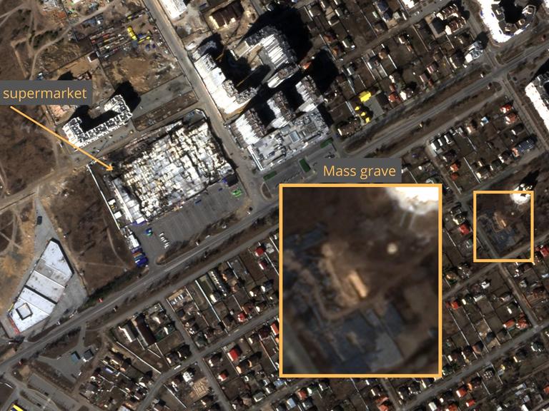 Massengrab neben einer Kirche in Butscha, aufgenommen am 21. März 2022 durch Satelliten des Unternehmens Planet 