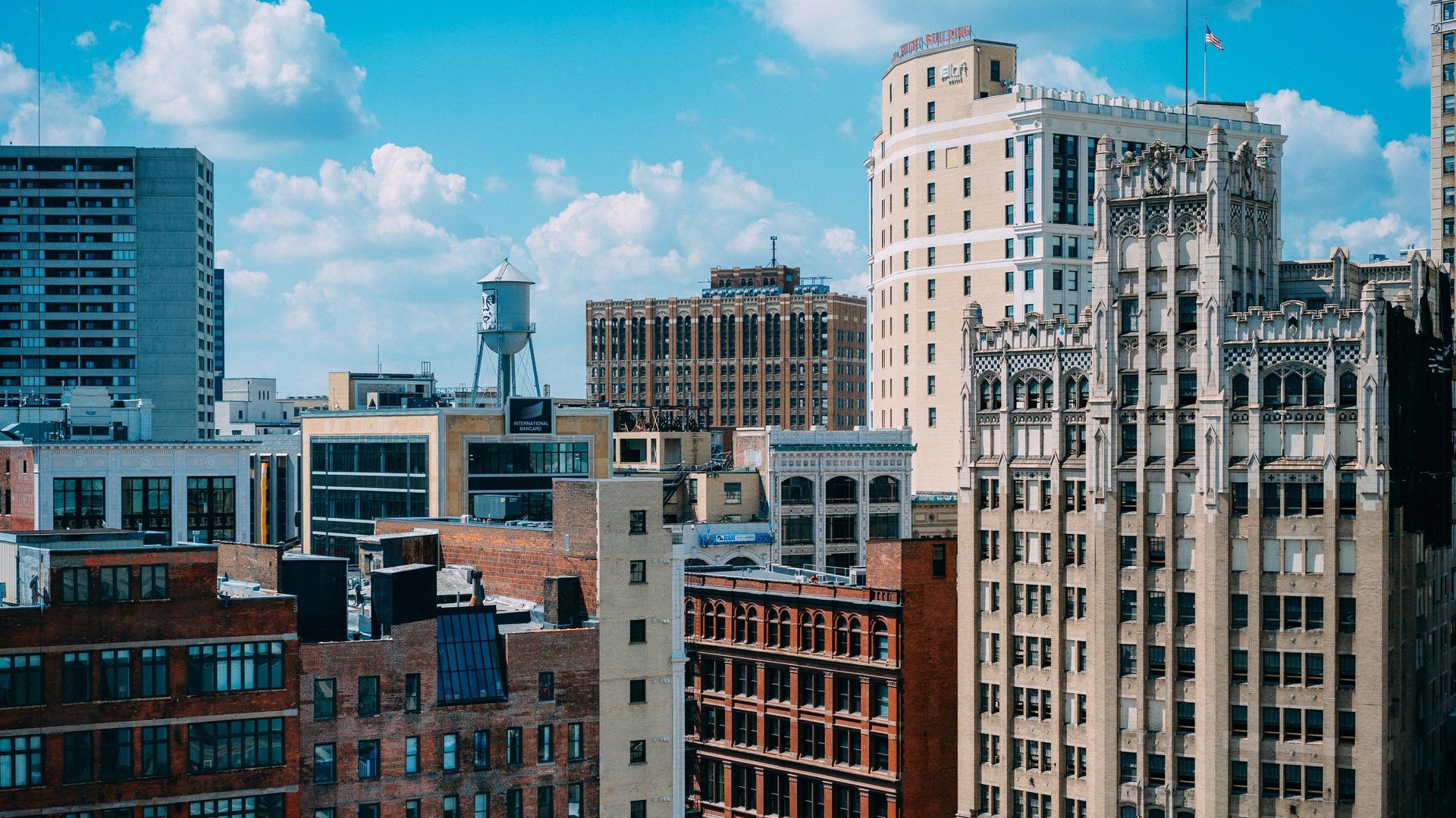 Blick auf dicht aneinander gereihte Häuser in Detroit Blick auf dicht aneinander gereihte Häuser in Detroit