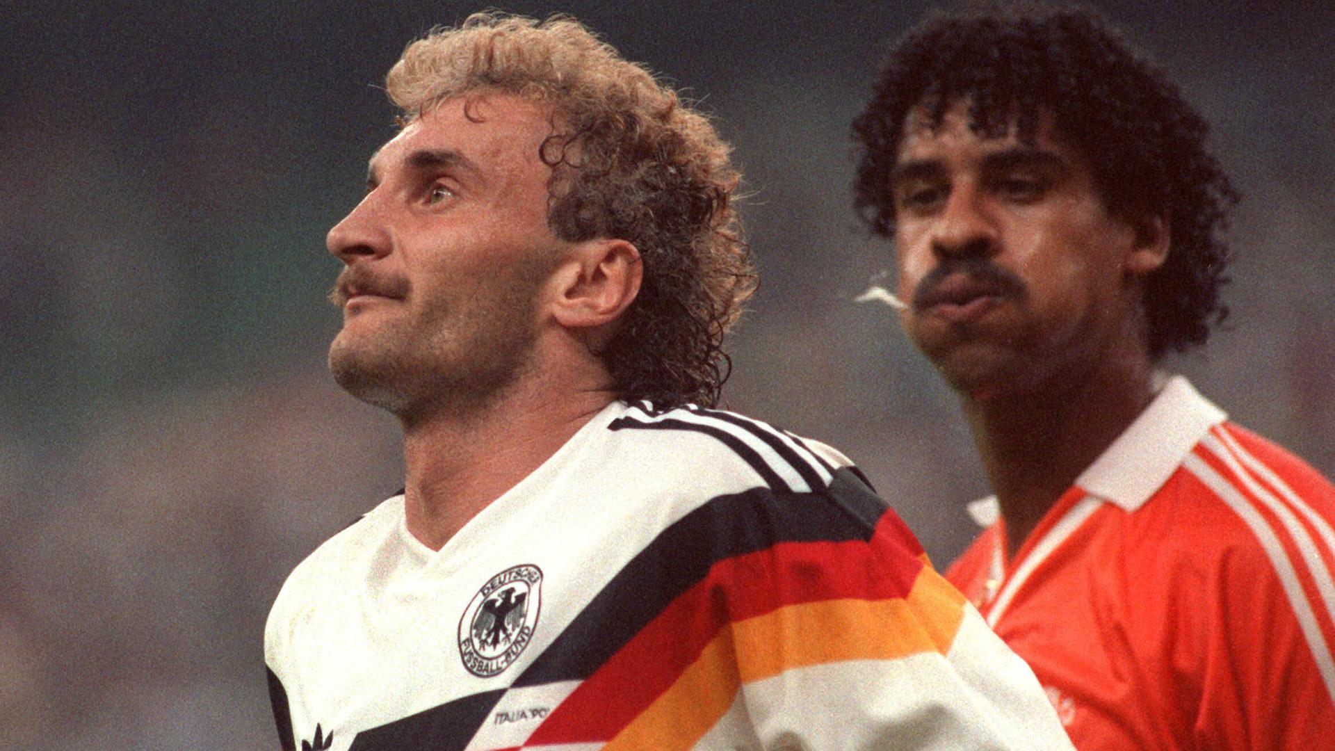 Die berühmteste Spuckattacke aller Zeiten: Bei der WM 1990 nimmt der Niederländer Frank Rijkaard, rechts, Rudi Völler aufs Korn. Die berühmteste Spuckattacke aller Zeiten: Bei der WM 1990 nimmt der Niederländer Frank Rijkaard, rechts, Rudi Völler aufs Korn.