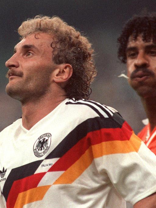 Die berühmteste Spuckattacke aller Zeiten: Bei der WM 1990 nimmt der Niederländer Frank Rijkaard, rechts, Rudi Völler aufs Korn.