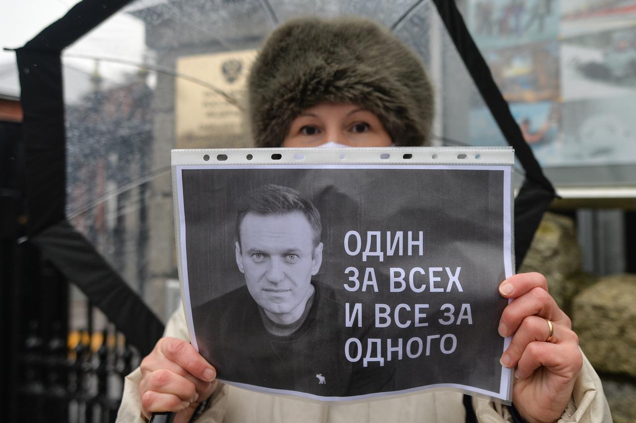 "Einer für alle, alle für einen": Eine Navalny-Unterstützerin demonstriert für die Freilassung des Oppositionspolitikers.