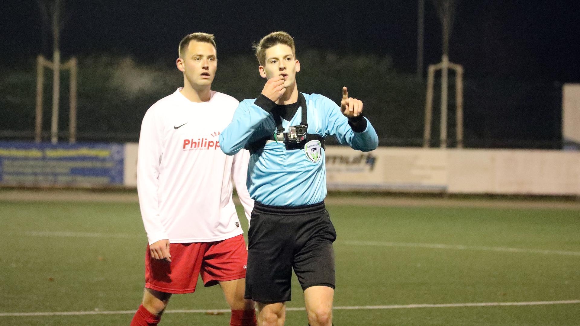 Der Schiedsrichter Cedric Gottschalk lässt sich in Oberhausen eine GoPro-Kamera umhängen, damit das Fußballspiel VfR 08 gegen Adler Osterfeld aus seiner Sicht gefilmt werden kann. Der Schiedsrichter Cedric Gottschalk lässt sich in Oberhausen eine GoPro-Kamera umhängen, damit das Fußballspiel VfR 08 gegen Adler Osterfeld aus seiner Sicht gefilmt werden kann.