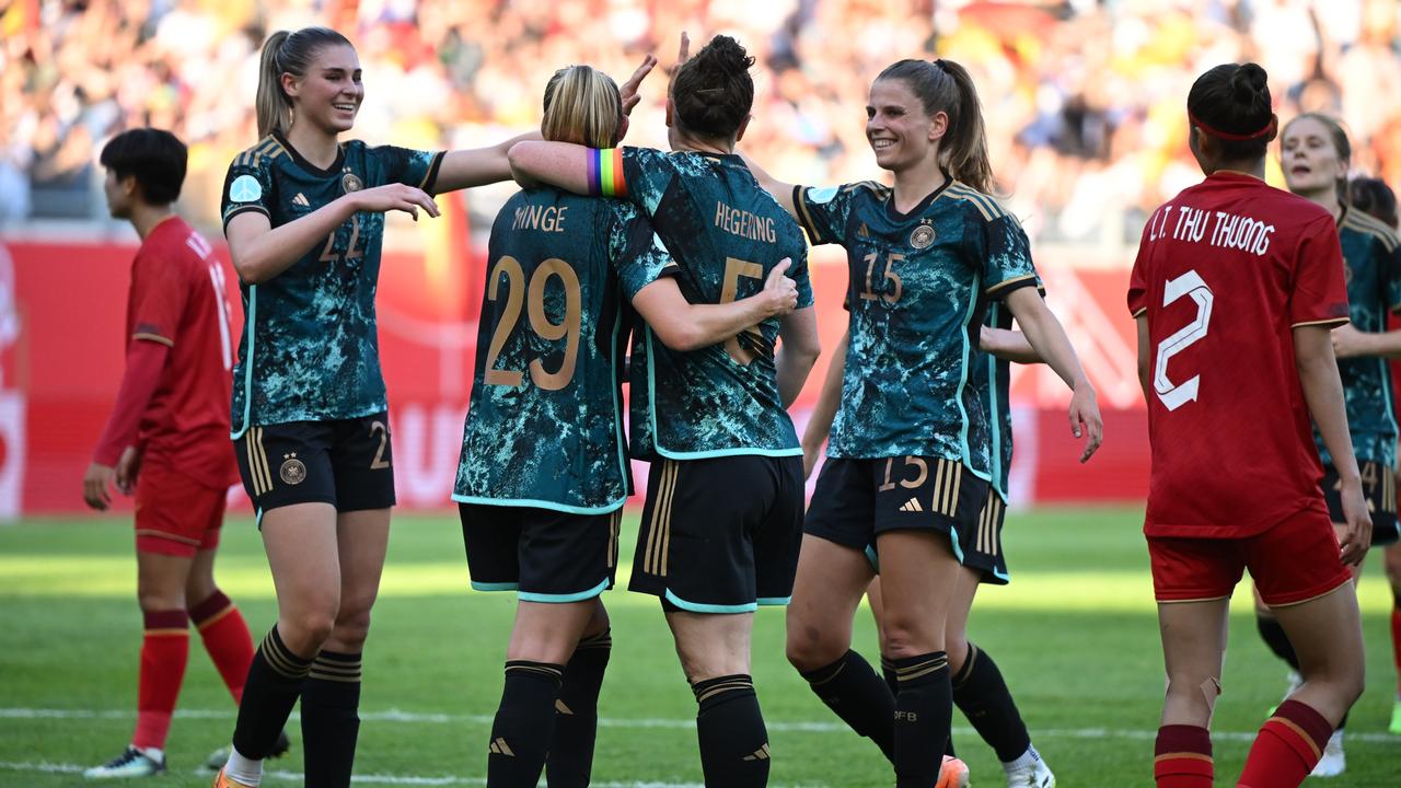 Fußball Deutsche FrauenNationalmannschaft schlägt Vietnam 21
