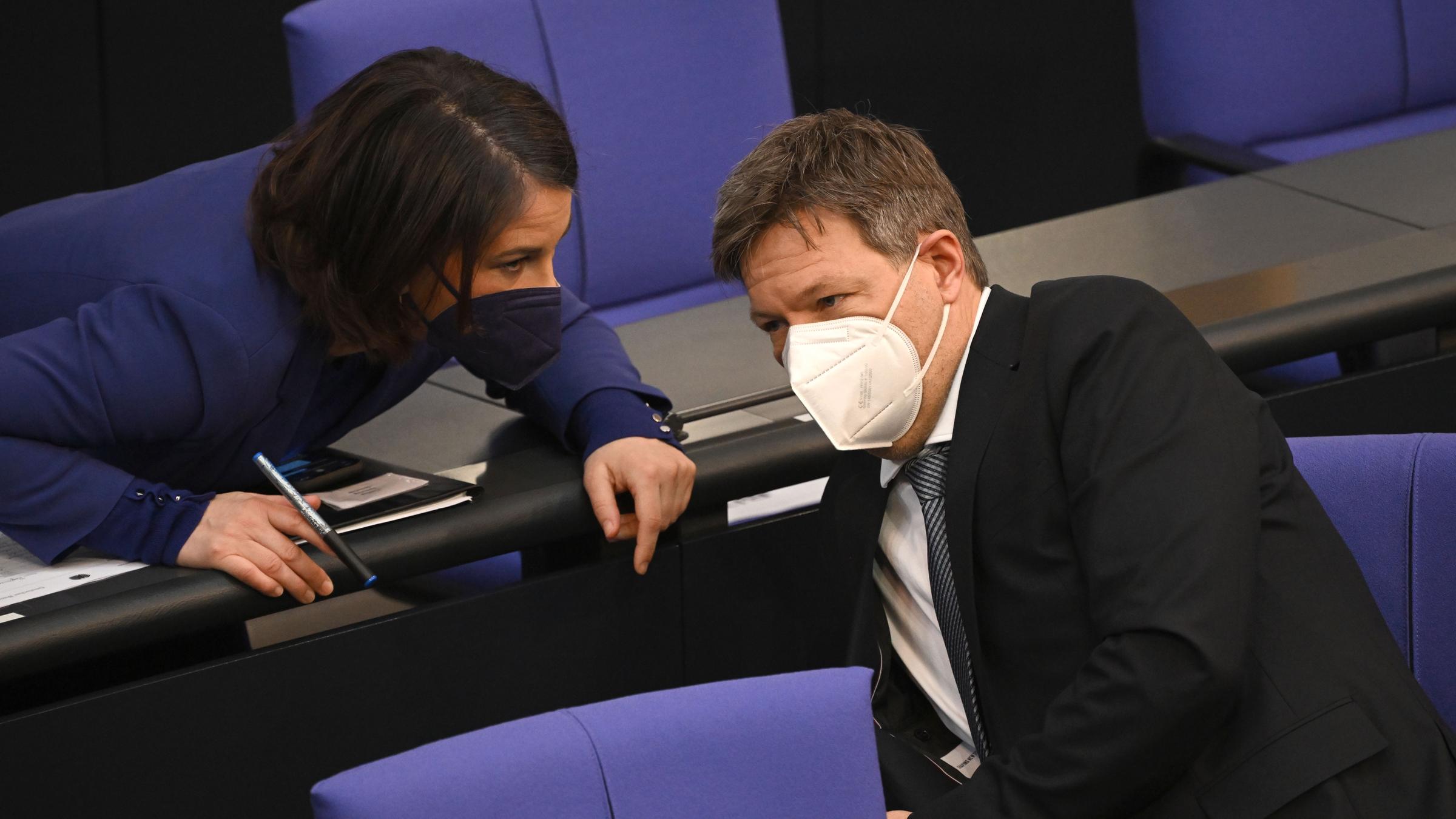 Bundesaußenministerin Annelena Baerbock (Grüne) und ihr Parteikollege, Bundeswirtschaftsminister Robert Habeck, während einer Sitzung des Bundestags. Bundesaußenministerin Annelena Baerbock (Grüne) und ihr Parteikollege, Bundeswirtschaftsminister Robert Habeck, während einer Sitzung des Bundestags.