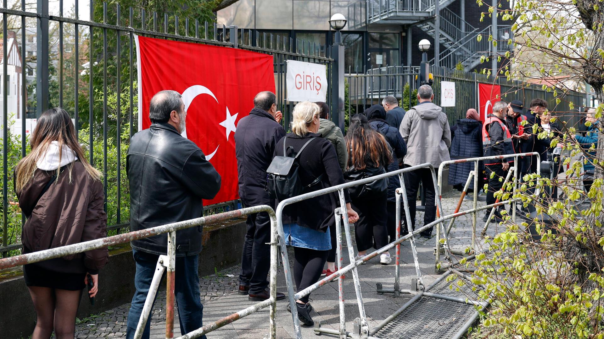 Warteschlange vor dem türkischen Generalkonsulat in Berlin. Wahlberechtigte türkische Staatsbürger in Deutschland geben ihre Stimmen zur türkischen Parlaments- und Präsidentschaftswahl ab Warteschlange vor dem türkischen Generalkonsulat in Berlin. Wahlberechtigte türkische Staatsbürger in Deutschland geben ihre Stimmen zur türkischen Parlaments- und Präsidentschaftswahl ab