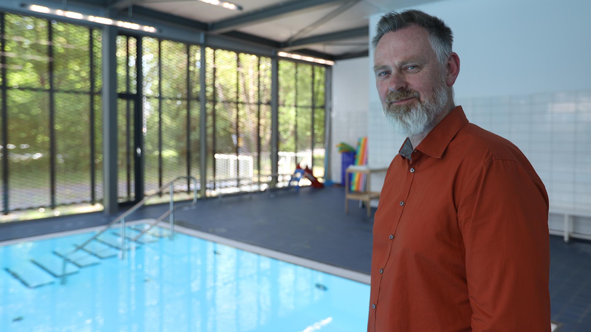 Holger Dahlke steht neben dem Becken und lächelt. Holger Dahlke steht neben dem Becken und lächelt.