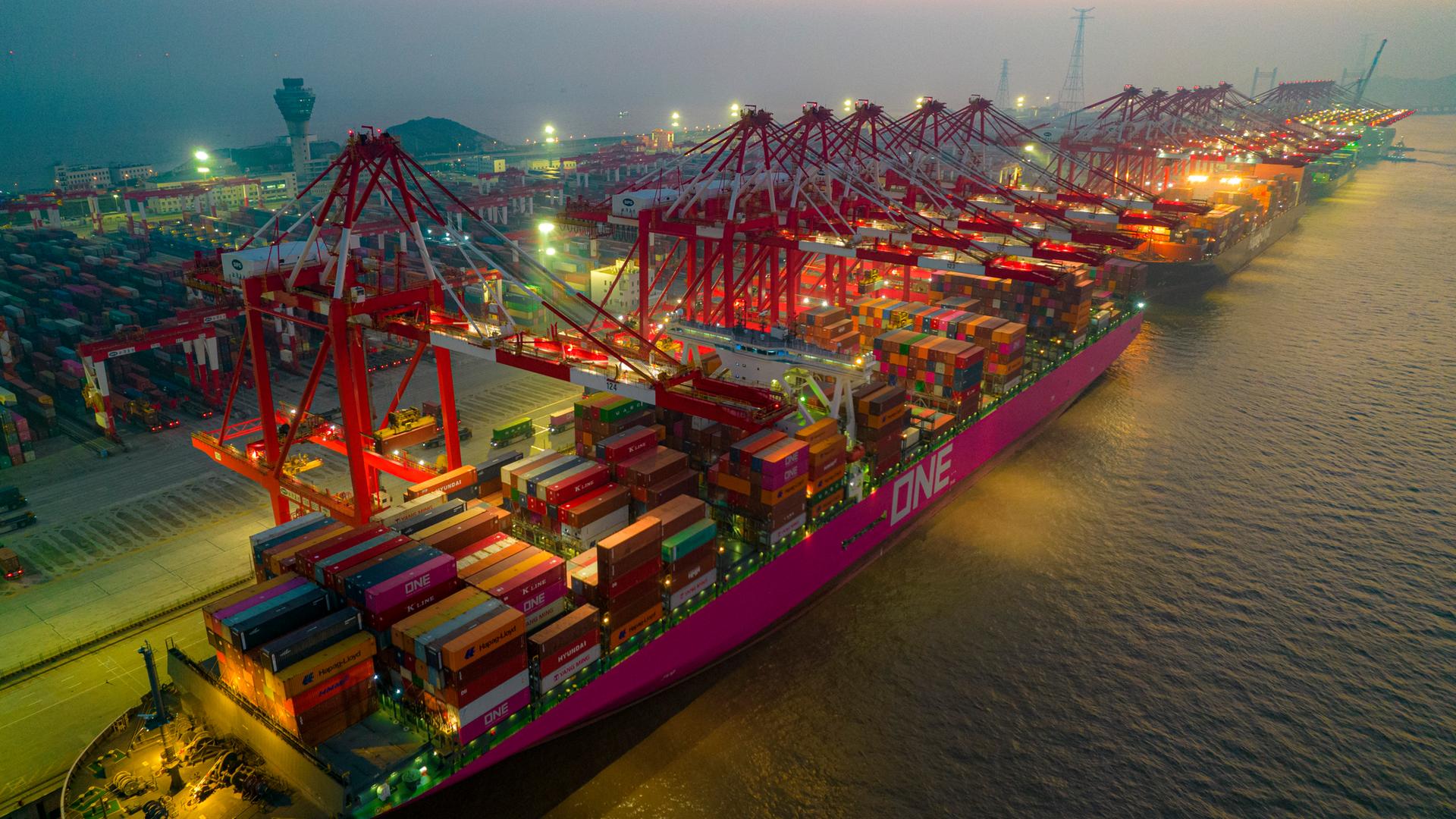 m Tiefwasserhafen von Yanghan wurden 2021 mehr als 47 Milllionen Container verladen - damit hält Shanghai das 12. Jahr in Folge die Position als größter Umschlagplatz der Welt. m Tiefwasserhafen von Yanghan wurden 2021 mehr als 47 Milllionen Container verladen - damit hält Shanghai das 12. Jahr in Folge die Position als größter Umschlagplatz der Welt.