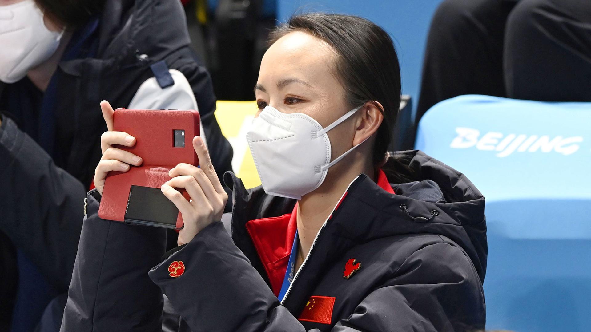 Die chinesische Tennisspielerin Peng Shuai fotografiert mit einem Handy auf der Zuschauertribüne bei den Olympischen Spielen Die chinesische Tennisspielerin Peng Shuai fotografiert mit einem Handy auf der Zuschauertribüne bei den Olympischen Spielen