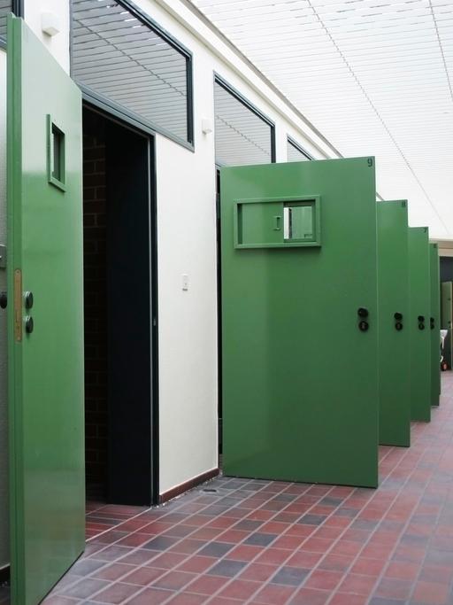 Leere Sammelzellen in einer Gewahrsamstelle in Berlin.