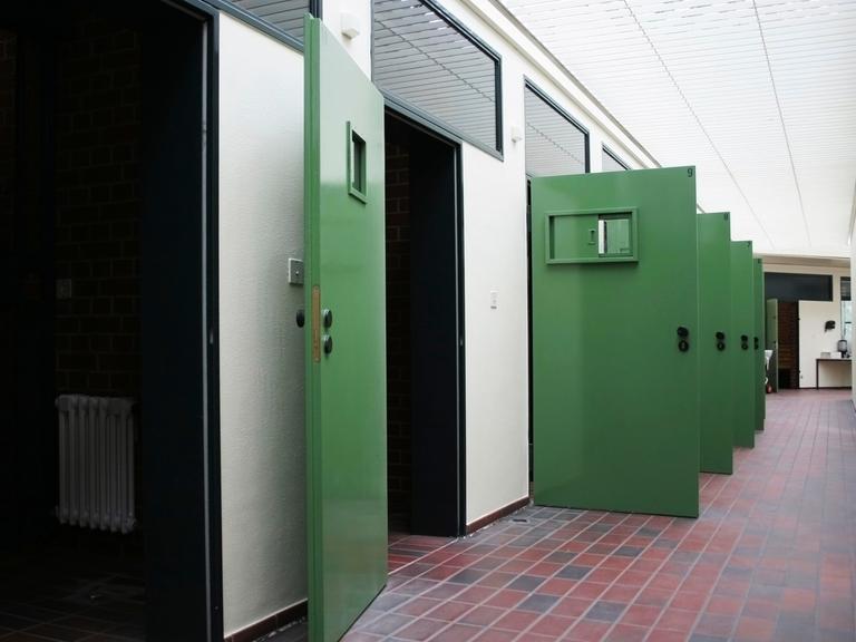 Leere Sammelzellen in einer Gewahrsamstelle in Berlin.