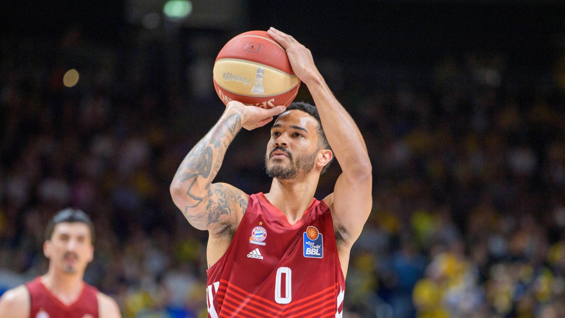 Nick Weiler-Babb, US-Basketballer vom FC Bayern München, hat dank deutscher Wurzeln einen deutschen Pass erhalten. Nick Weiler-Babb, US-Basketballer vom FC Bayern München, hat dank deutscher Wurzeln einen deutschen Pass erhalten.