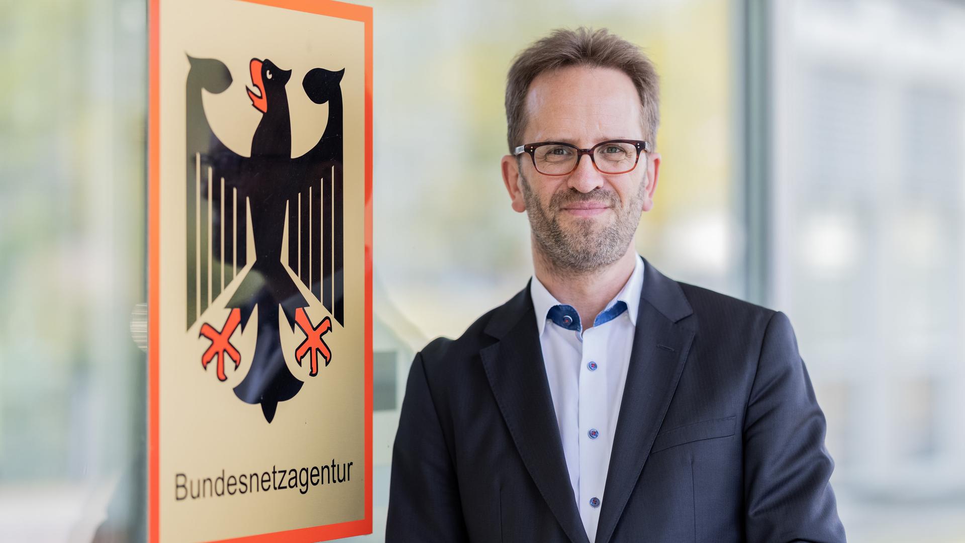 Klaus Müller, Präsident der Bundesnetzagentur, steht vor seiner Behörde. Klaus Müller, Präsident der Bundesnetzagentur, steht vor seiner Behörde.