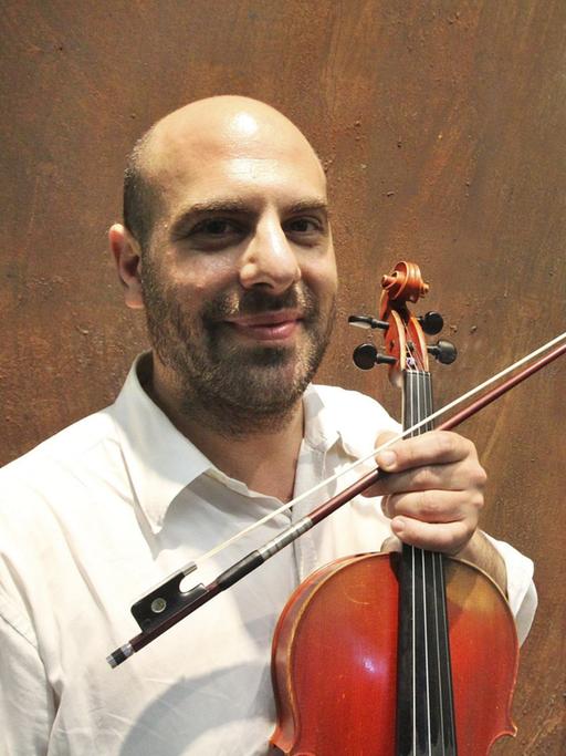 Avri Levitan mit einer Violine in der Hand
