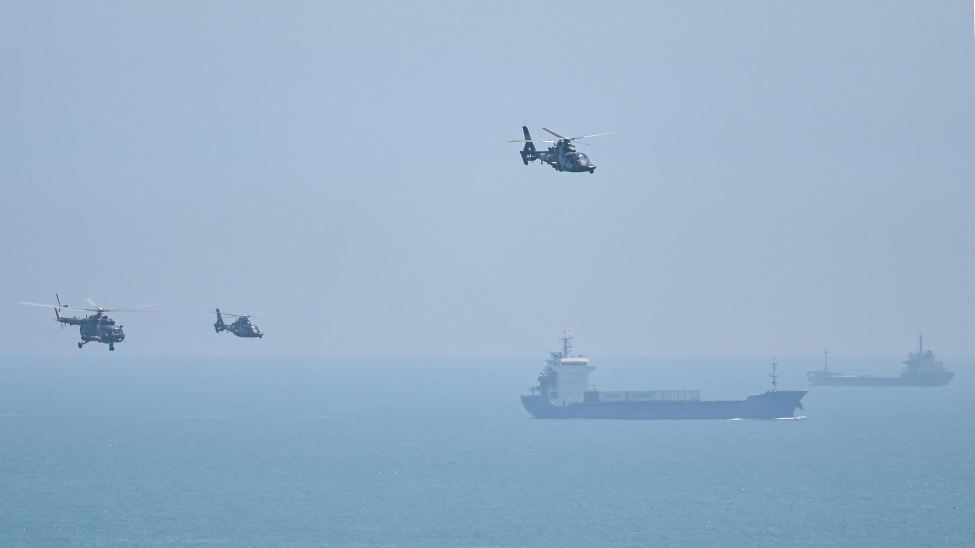 Chinesische Helikopter fliegen entlang der Küste von Pingtan Island, dem nächsten Punkt zu Taiwan. Chinesische Helikopter fliegen entlang der Küste von Pingtan Island, dem nächsten Punkt zu Taiwan.