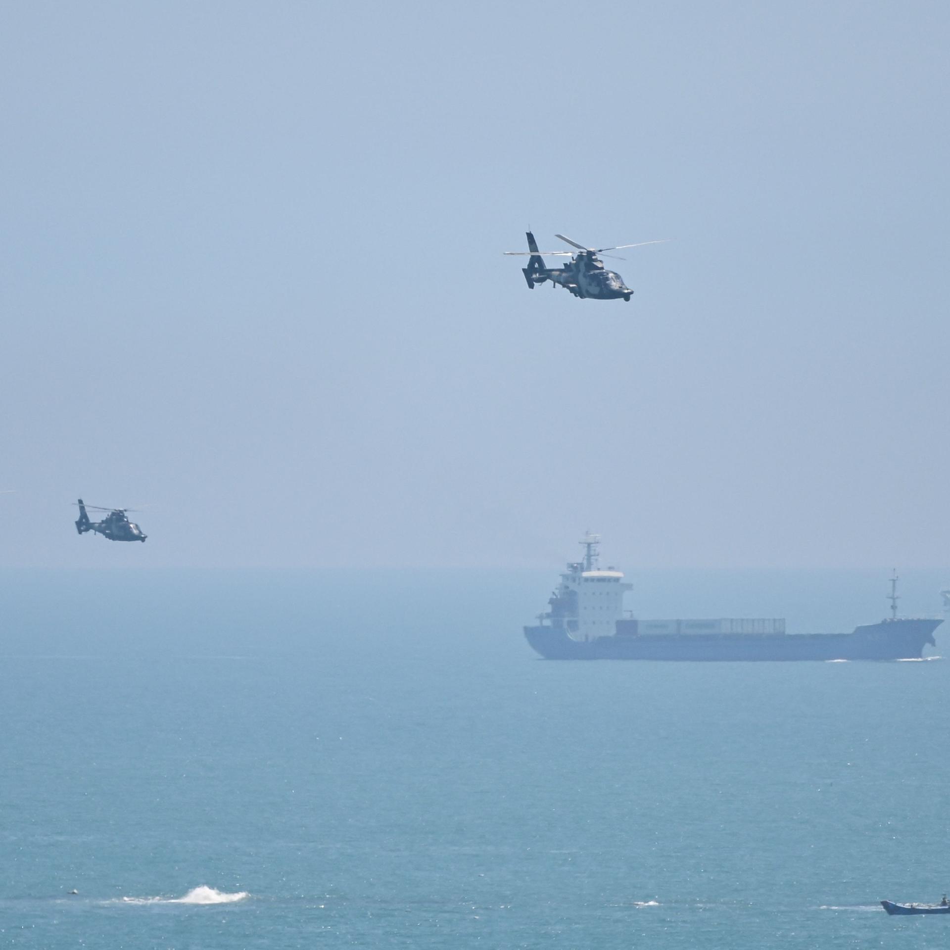 Chinesische Helikopter fliegen entlang der Küste von Pingtan Island, dem nächsten Punkt zu Taiwan.