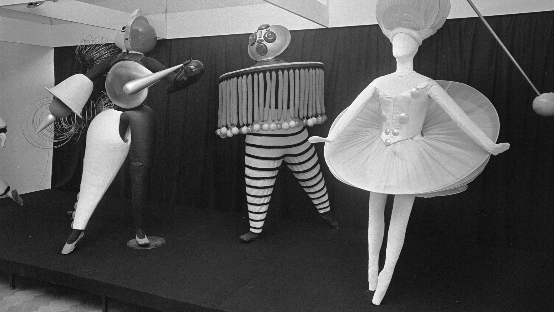 Figurinen zu Oskar Schlemmers "Triadischem Ballett" in einer Bauhaus-Ausstellung, 1968 Figurinen zu Oskar Schlemmers "Triadischem Ballett" in einer Bauhaus-Ausstellung, 1968