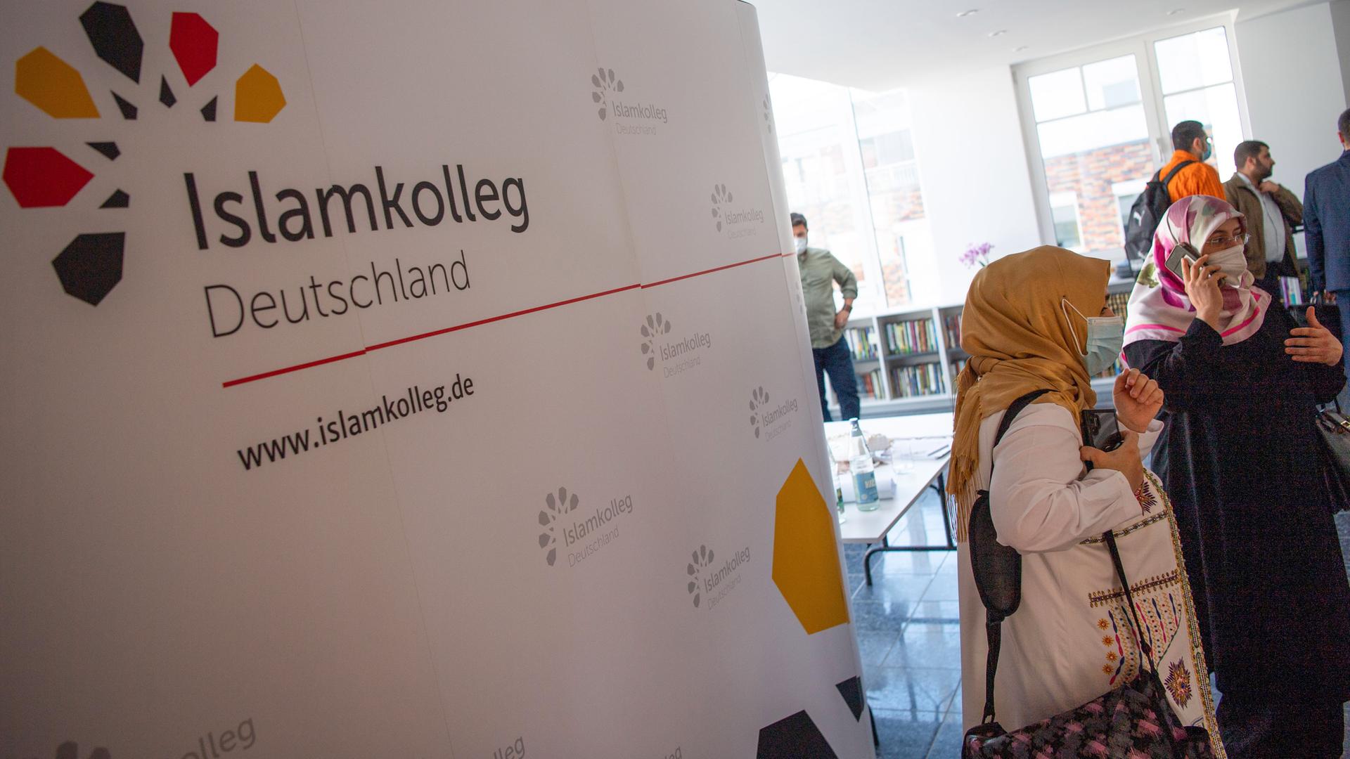 Ein Raum mit einem Flipboard und mehreren Menschen bei der Eröffnung des Islam-Kollegs in Osnabrück Ein Raum mit einem Flipboard und mehreren Menschen bei der Eröffnung des Islam-Kollegs in Osnabrück