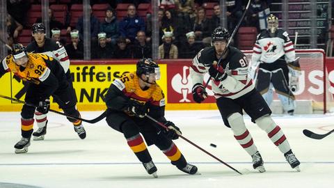 Marc Michaelis (r) aus Deutschland gegen Pierre-Luc Dubois (r) aus Kanada.