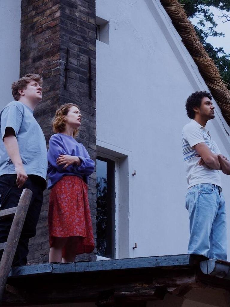 In der Filmszene aus dem "Roter Himmel" stehen die vier Hauptdarsteller auf einem Hausdach und schauen in den Himmel.