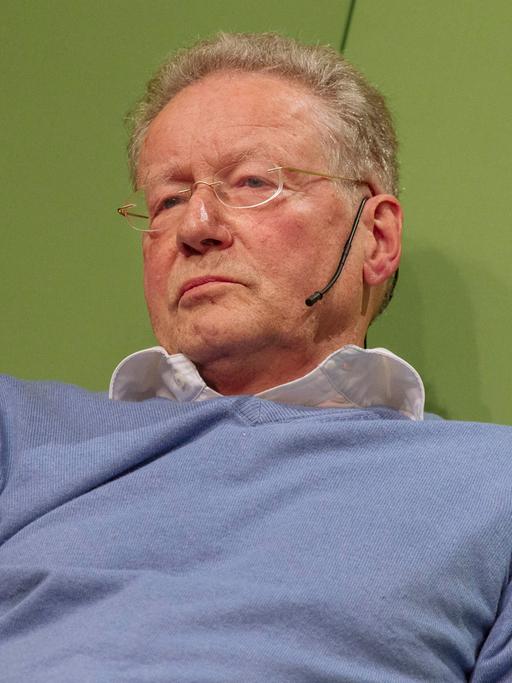 Konrad Adam sitzt beim Gespräch