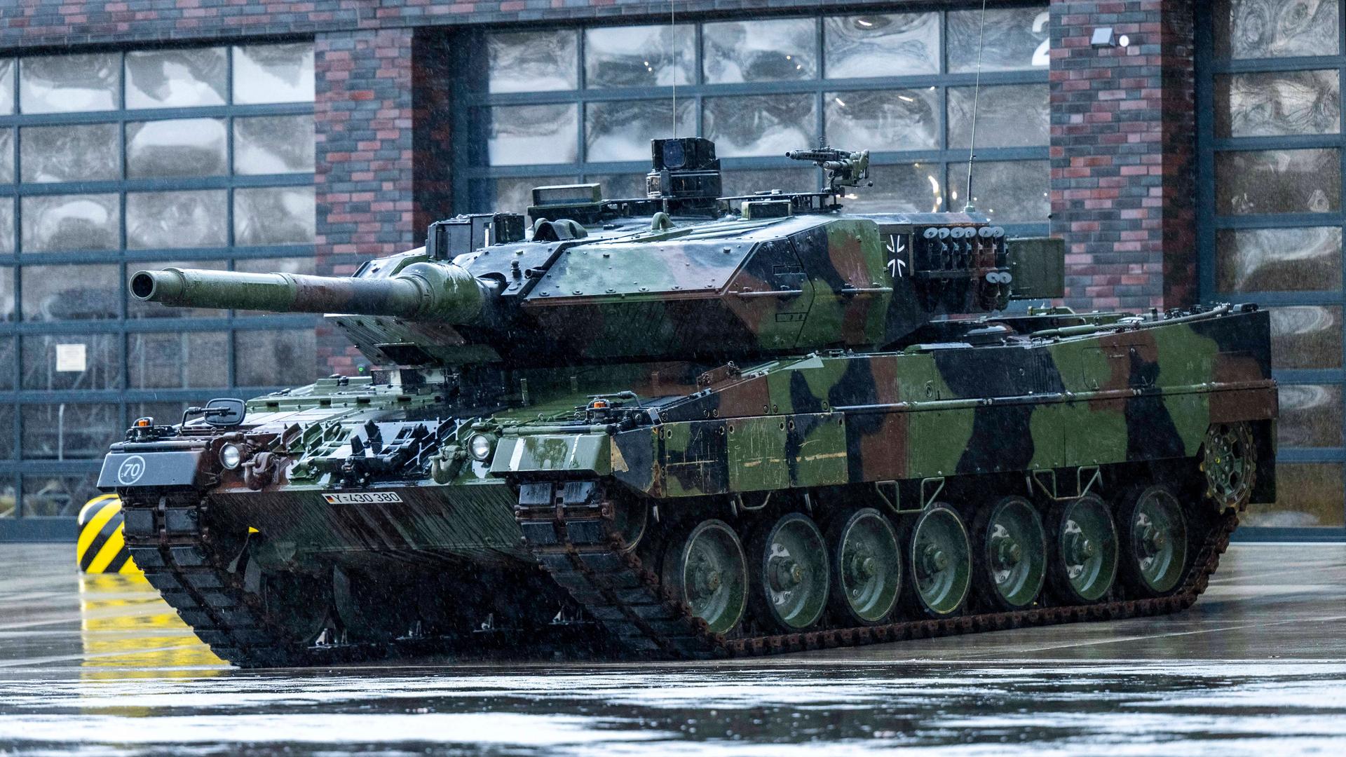 Ersatz Für An Ukraine Gelieferte Kampfpanzer - Bundeswehr Erhält 18 ...