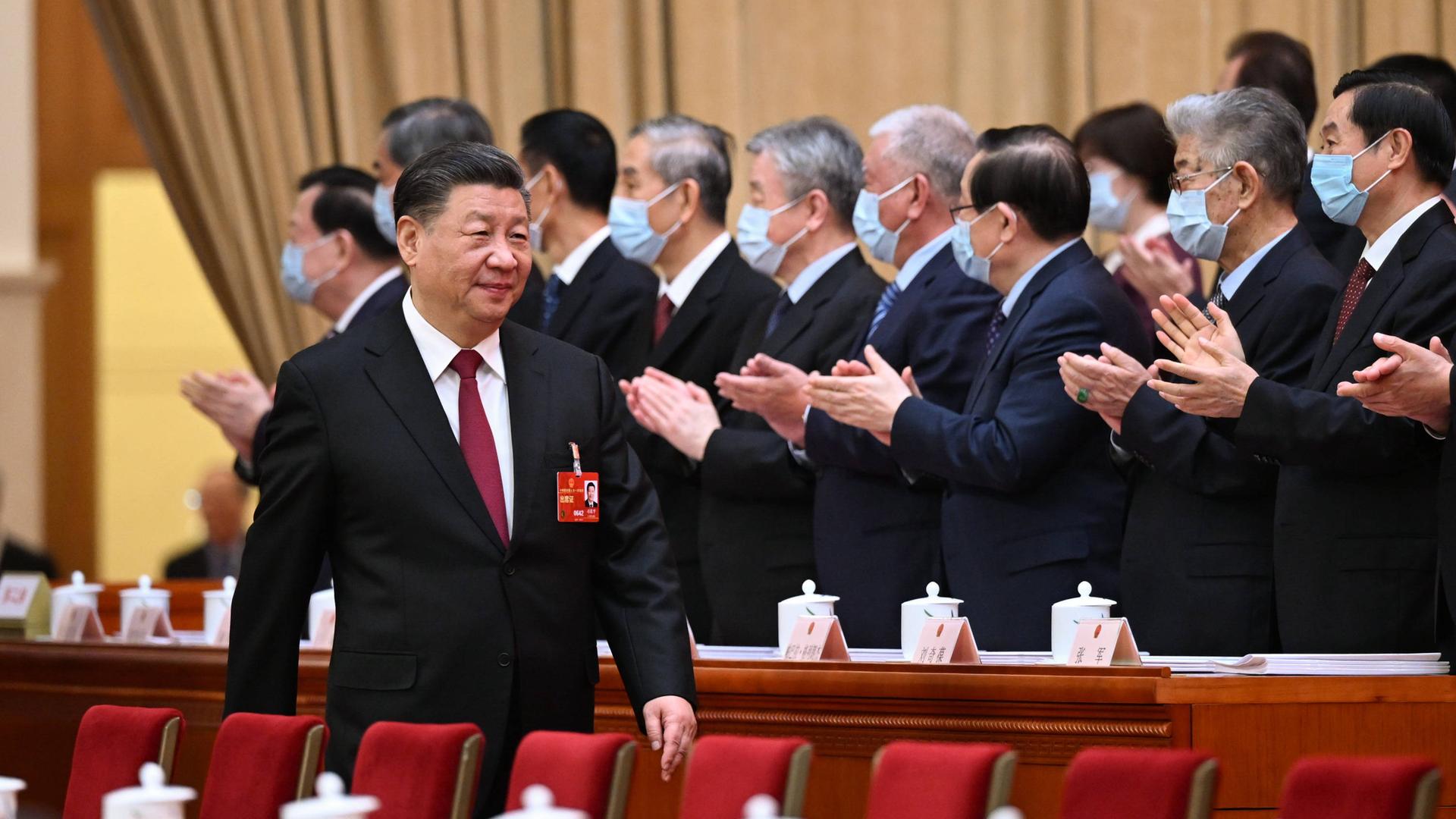 Chinas Staatspräsident Xi Jinping läuft ein bei der Eröffnung des Nationalen Volkskongresses 2023