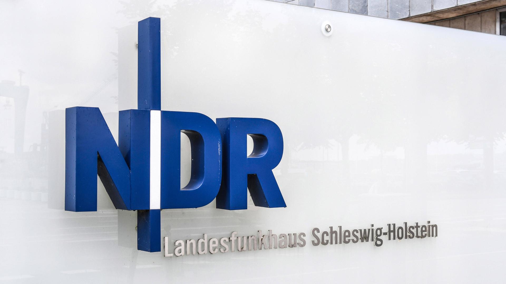 NDR Logo (Norddeutscher Rundfunk) in Grossbuchastaben an der Fassade des Landesfunkhauses in Kiel