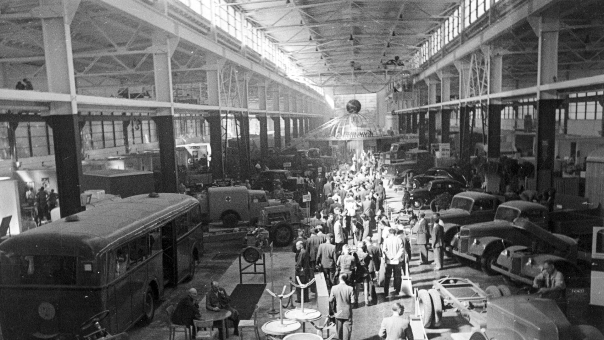 Blick in eine Halle der "Exportmesse Hannover 1947" Blick in eine Halle der "Exportmesse Hannover 1947"