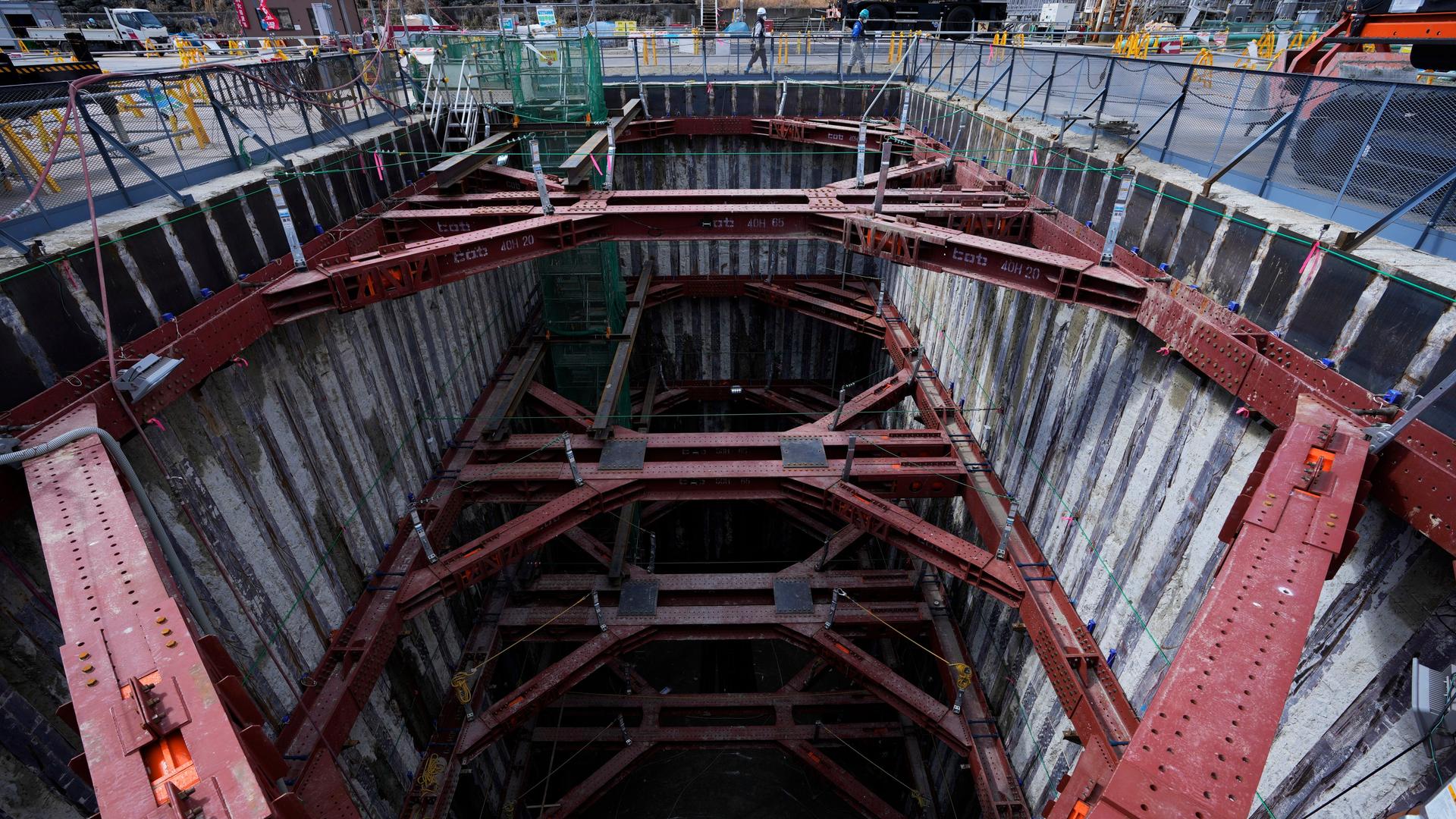 Arbeiter gehen um einen im Bau befindlichen Schacht, durch den radioaktives Kühlwasser aus dem havarierten Atomkraftwerk in Fukushima in Japan ins Meer geleitet werden soll. Arbeiter gehen um einen im Bau befindlichen Schacht, durch den radioaktives Kühlwasser aus dem havarierten Atomkraftwerk in Fukushima in Japan ins Meer geleitet werden soll.