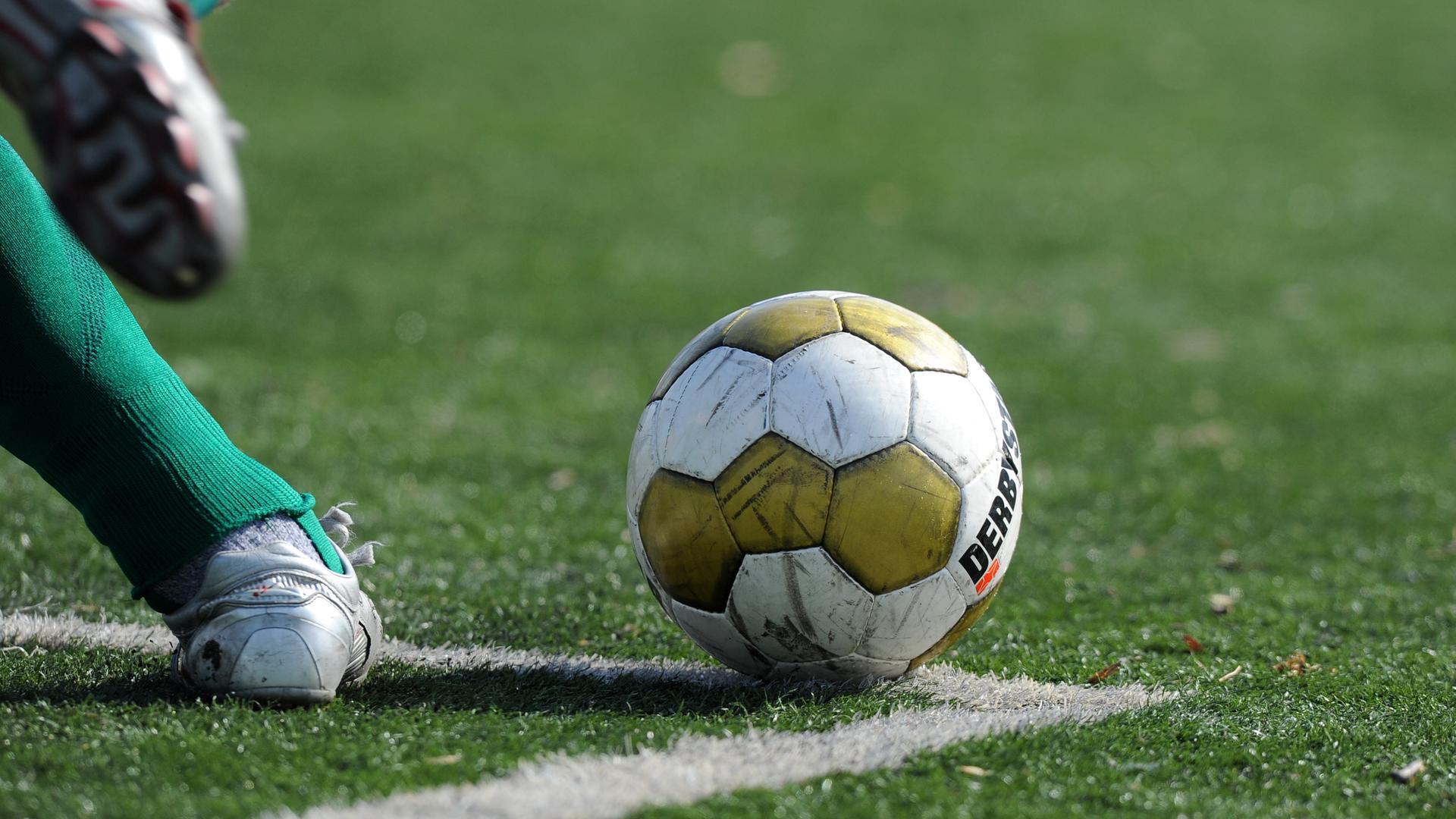 Ein Torwart schlägt auf Kunstrasen einen Ball ab, aufgenommen am 23.03.2013 in Dresden (Sachsen) während eines Punktspiels in der 3. Kreisklasse Dresden der "Alten Herren" zwischen den Löbtauer Kickers und der SG Weißig. Ein Torwart schlägt auf Kunstrasen einen Ball ab, aufgenommen am 23.03.2013 in Dresden (Sachsen) während eines Punktspiels in der 3. Kreisklasse Dresden der "Alten Herren" zwischen den Löbtauer Kickers und der SG Weißig.