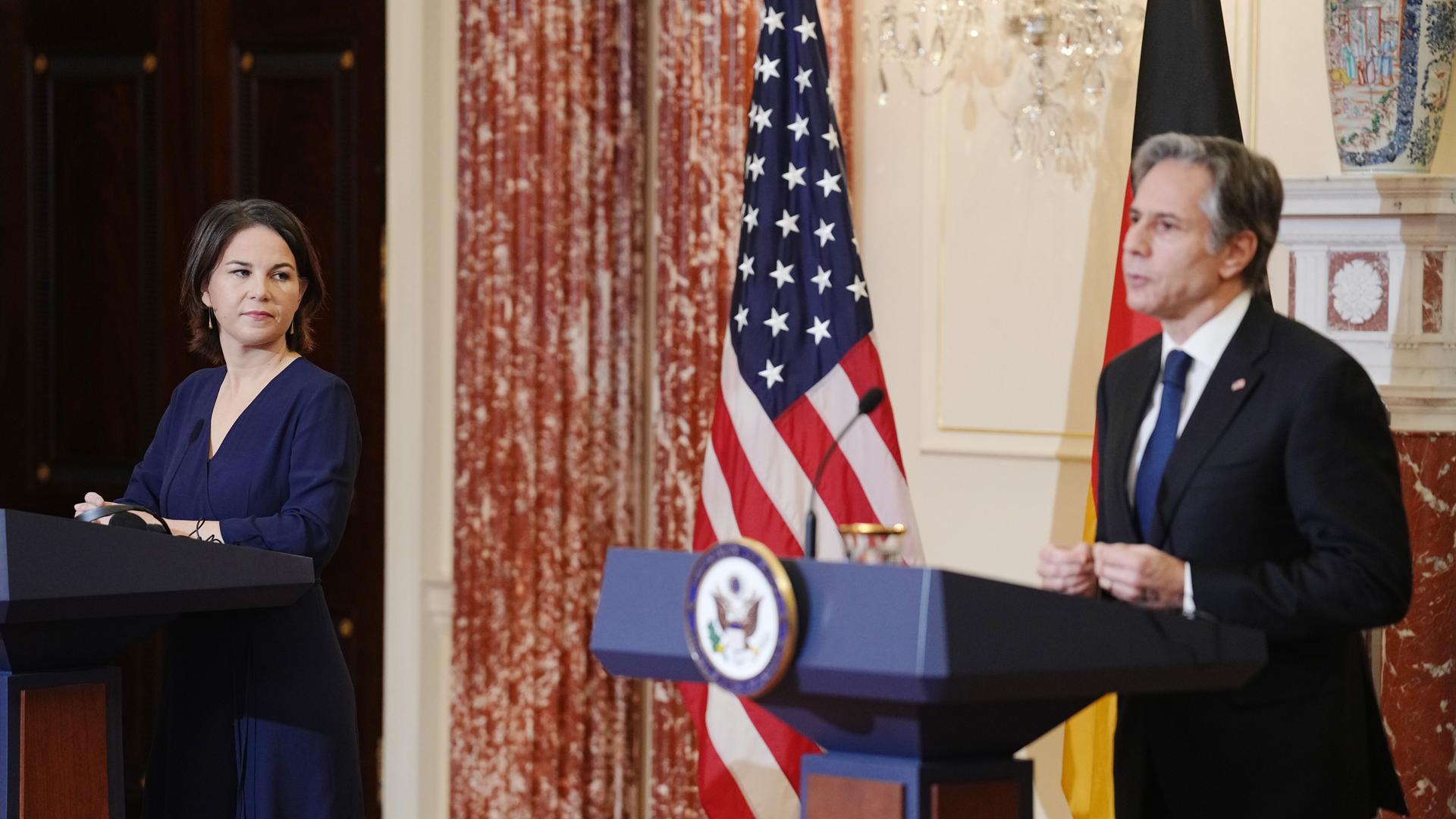 Die deutsche Außenministerin Annalena Baerbock (Grüne) bei ihrem Antrittsbesuch in Washington (rechts der US-Außenminister Blinken) Die deutsche Außenministerin Annalena Baerbock (Grüne) bei ihrem Antrittsbesuch in Washington (rechts der US-Außenminister Blinken)