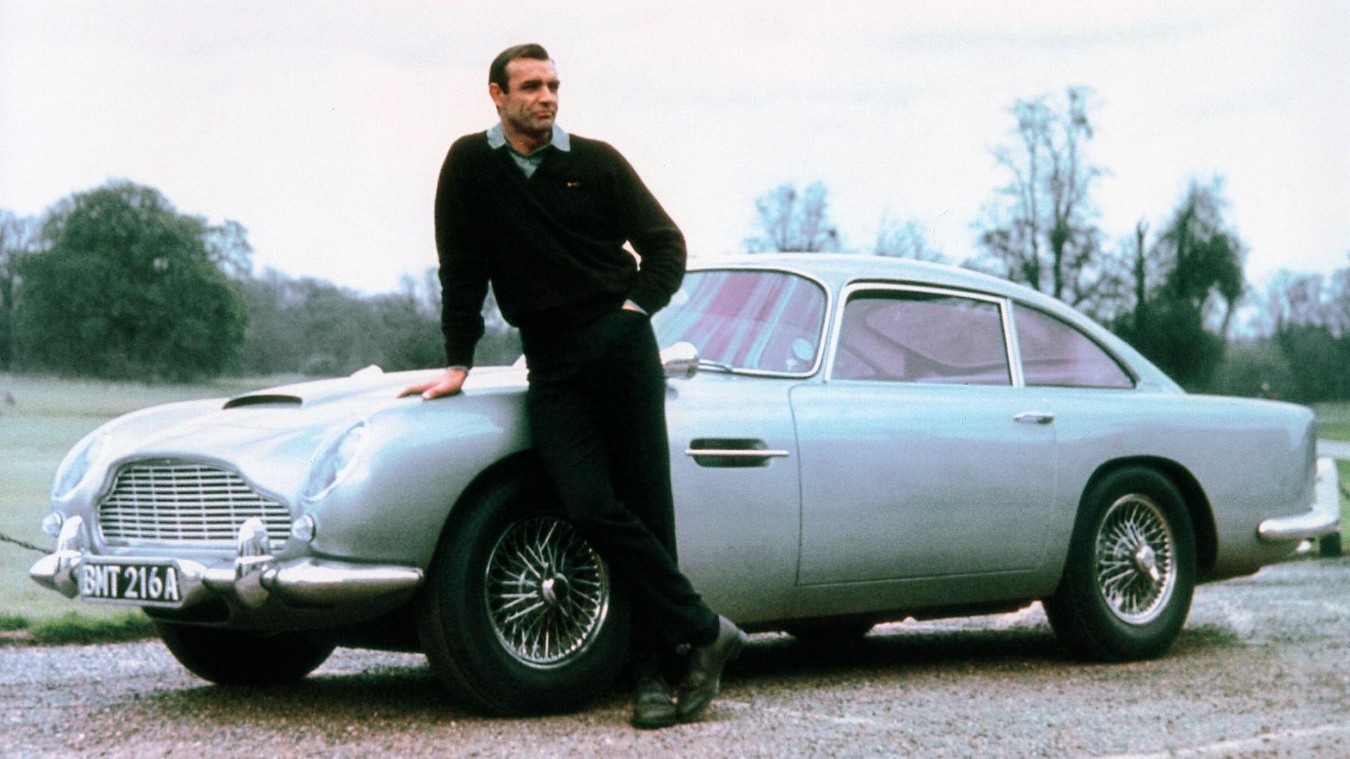Sean Connery vor seinem Aston Martin in "James Bond: Goldfinger" 1964 