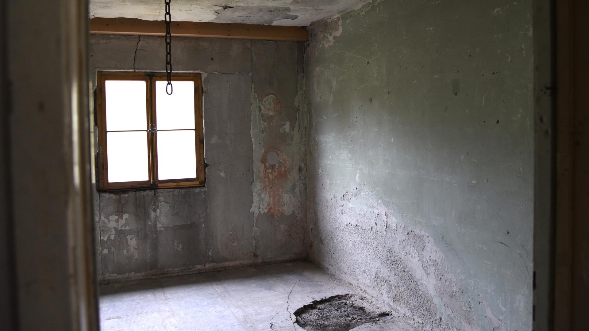 In einer Baracke des ehemaligen Zwangsarbeiterlagers München Neuaubing (Bayern) hängt eine Kette von der Decke. In einer Baracke des ehemaligen Zwangsarbeiterlagers München Neuaubing (Bayern) hängt eine Kette von der Decke.
