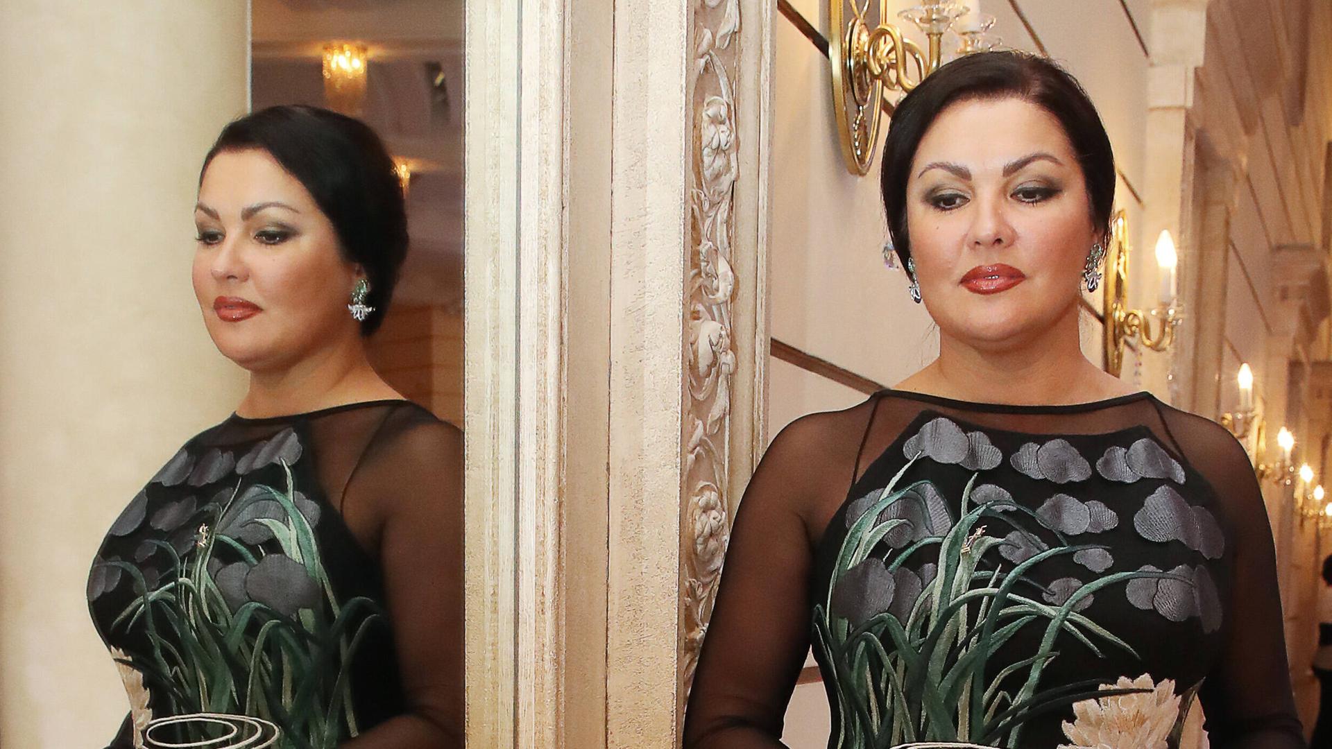 Die Sopranistin Anna Netrebko steht im November 2020 in festlicher Kleidung vor einem Spiegel im Bolschoi-Theater, in dem sie auch von der anderen Seite zu sehen ist. Die Sopranistin Anna Netrebko steht im November 2020 in festlicher Kleidung vor einem Spiegel im Bolschoi-Theater, in dem sie auch von der anderen Seite zu sehen ist.