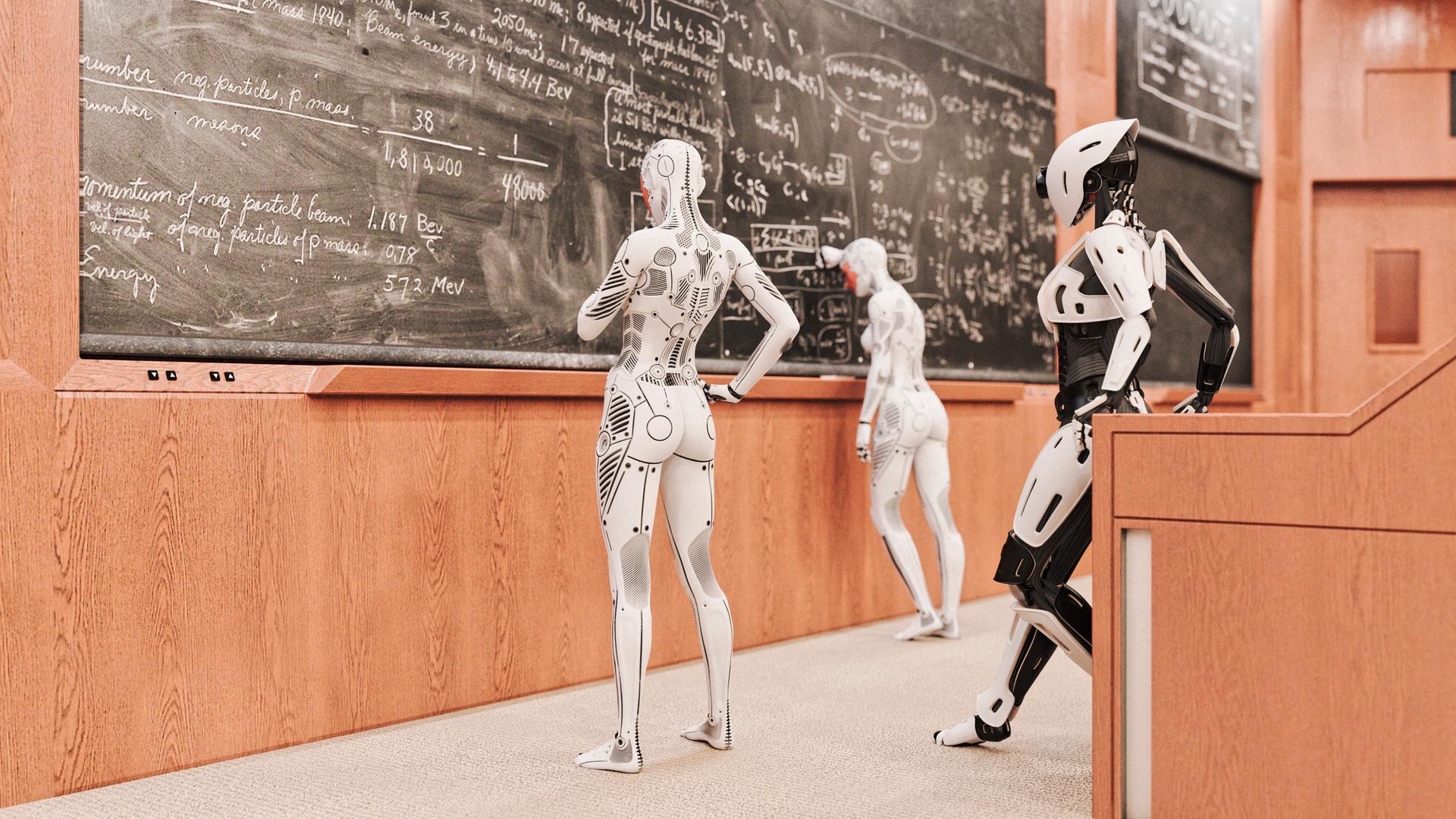 Roboterfrauen lösen Gleichungen auf einer Tafel.