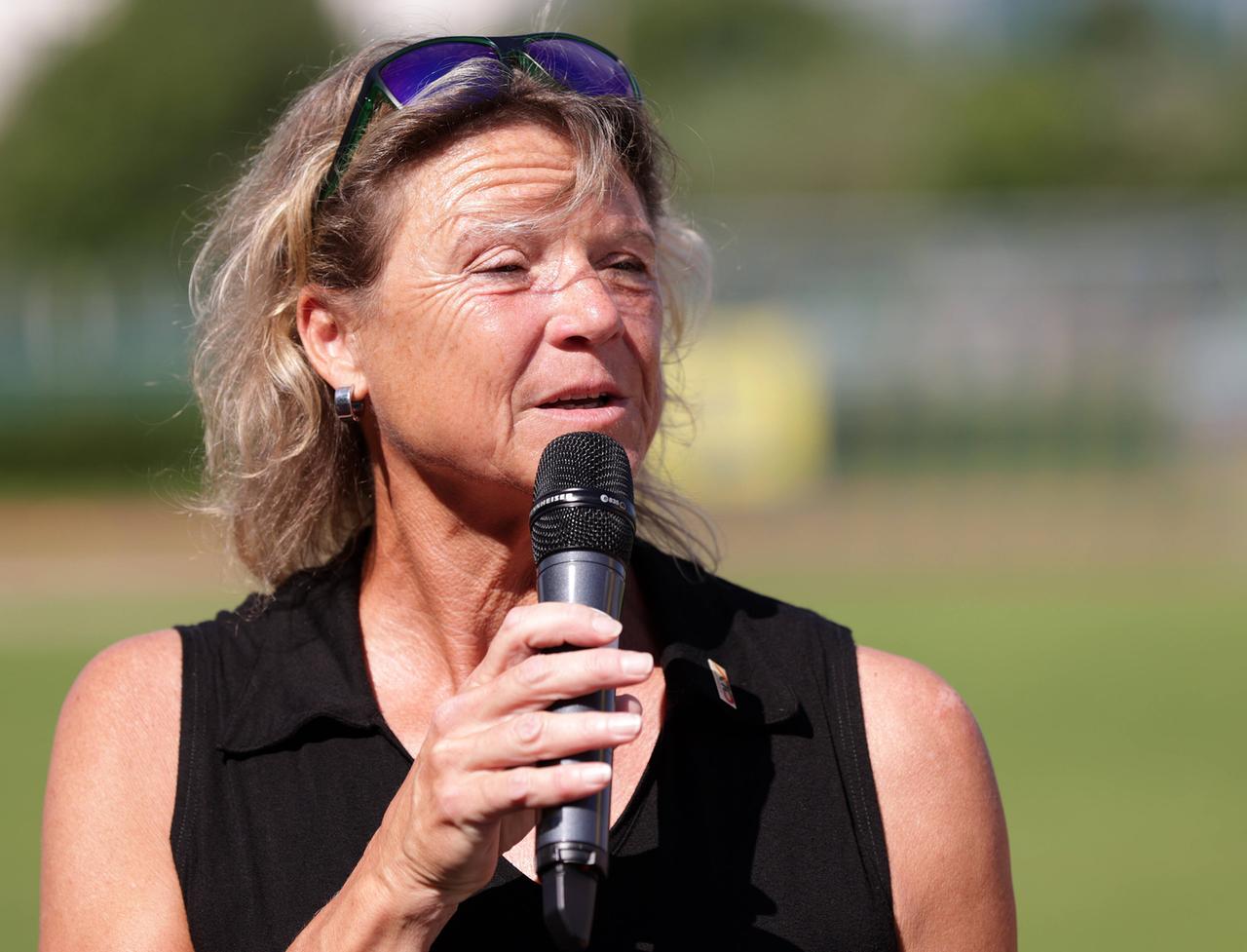 Spendelhofer spricht auf einem Leichtathletikplatz in ein Mikrofon Spendelhofer spricht auf einem Leichtathletikplatz in ein Mikrofon
