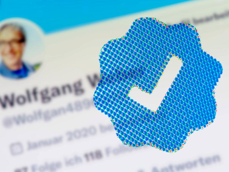 Künftig müssen Twitter-Nutzerinnen und -Nutzer ein Abo abschließen, um den Verifizierungshaken zu erhalten und andere Funktionen wie Umfragen nutzen zu können