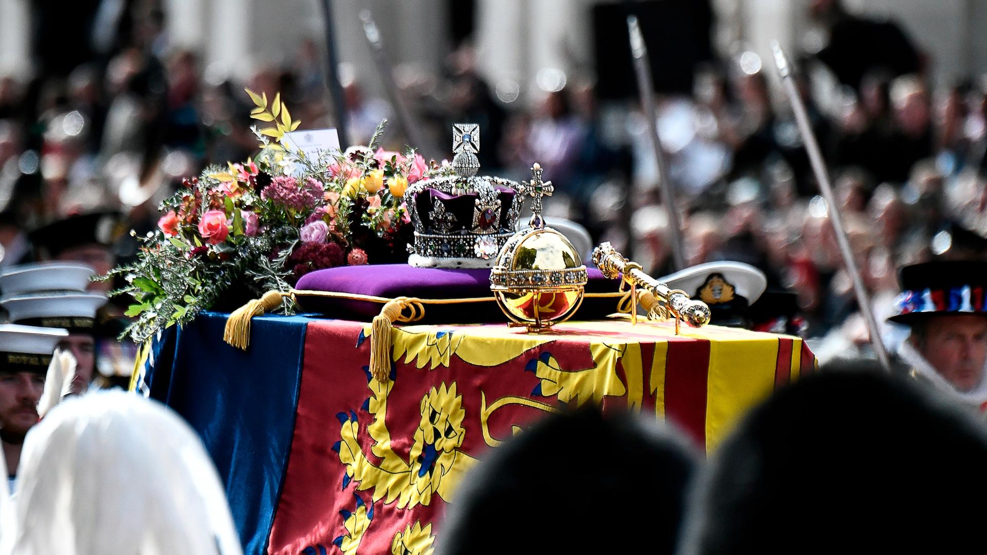 Der Sarg von Königin Elizabeth II. wird auf einer Lafette von Westminster Abbey zum Wellington Arch in London gefahren Der Sarg von Königin Elizabeth II. wird auf einer Lafette von Westminster Abbey zum Wellington Arch in London gefahren