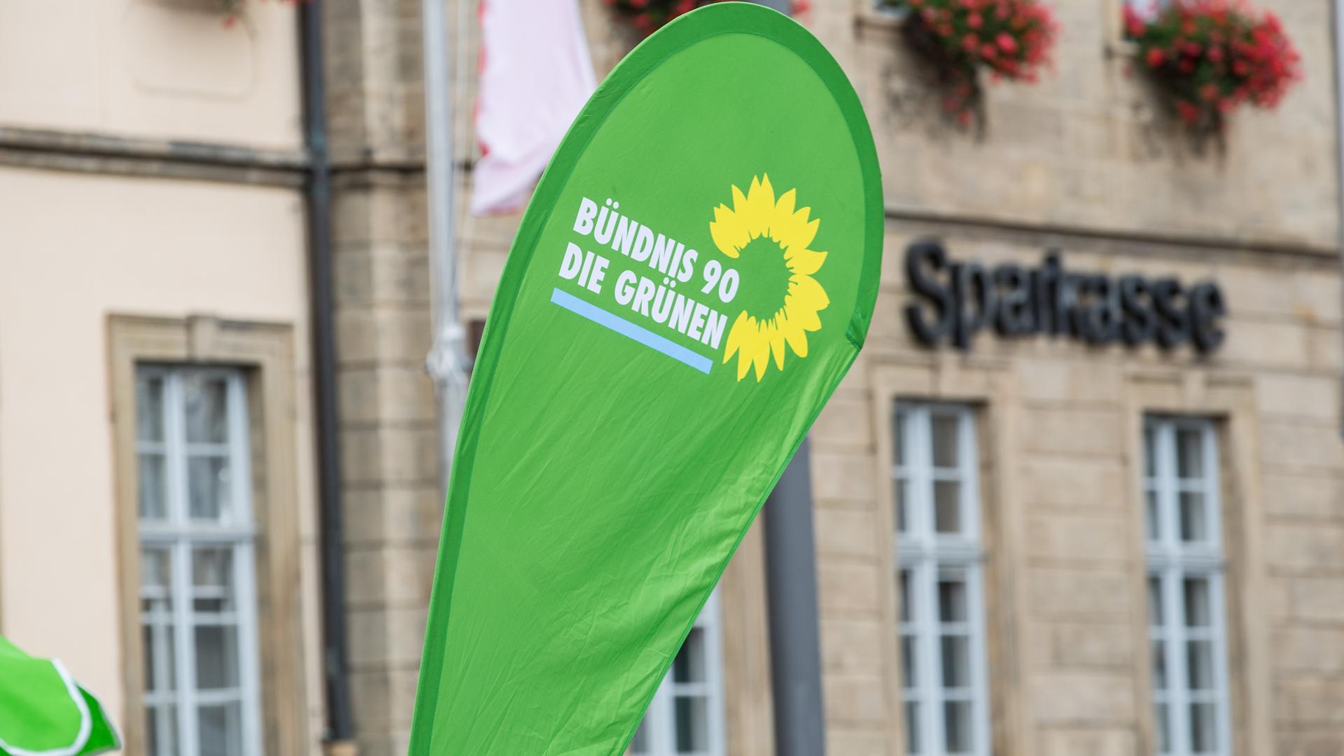 Eine Fahne mit der Aufschrift Bündnis 90 / Die Grünen ist auf dem Maxplatz in Bamberg aufgestellt Eine Fahne mit der Aufschrift Bündnis 90 / Die Grünen ist auf dem Maxplatz in Bamberg aufgestellt