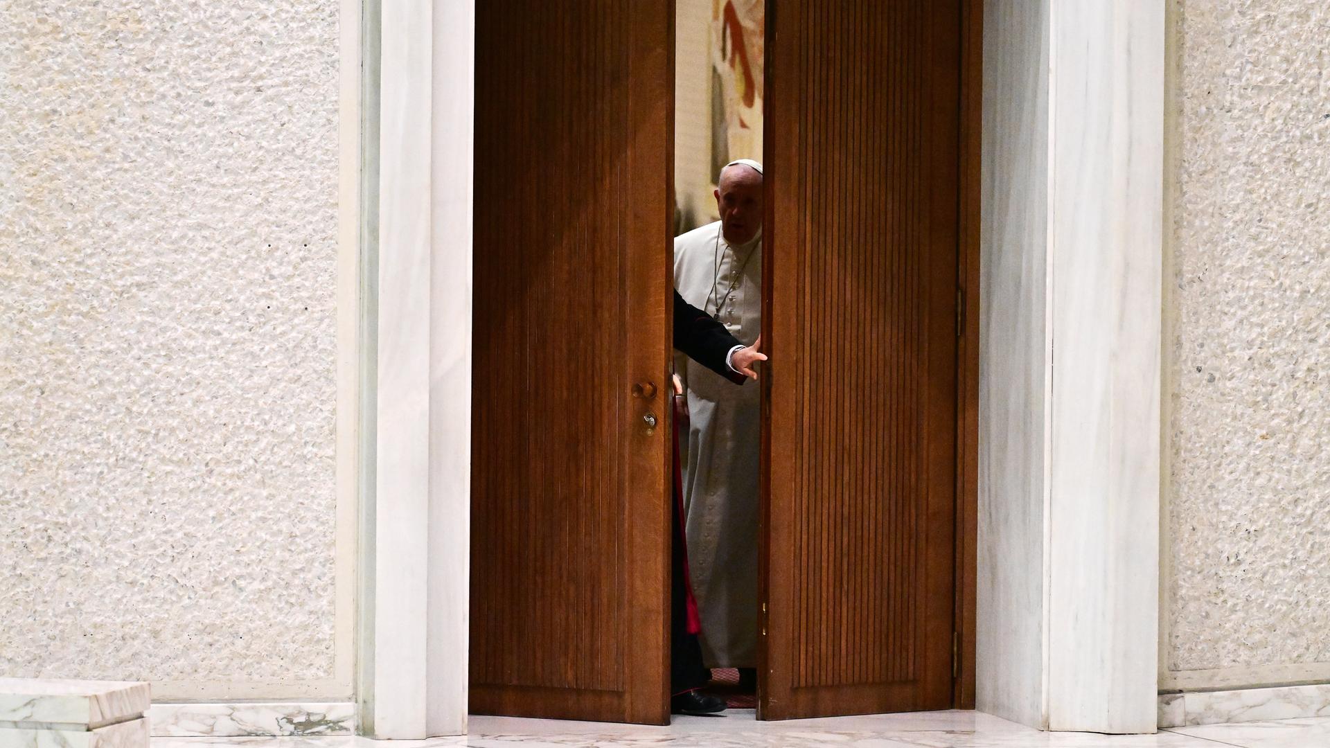 In Rom öffnet sich die größe Tür zur Generalaudienz bei Papst Franziskus I. einen Spalt weit.
In Rom öffnet sich die größe Tür zur Generalaudienz bei Papst Franziskus I. einen Spalt weit.