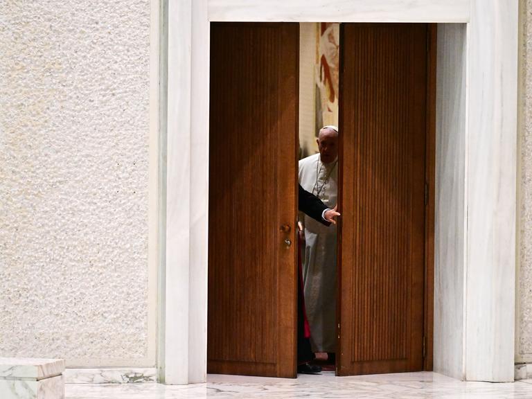 In Rom öffnet sich die größe Tür zur Generalaudienz bei Papst Franziskus I. einen Spalt weit.


