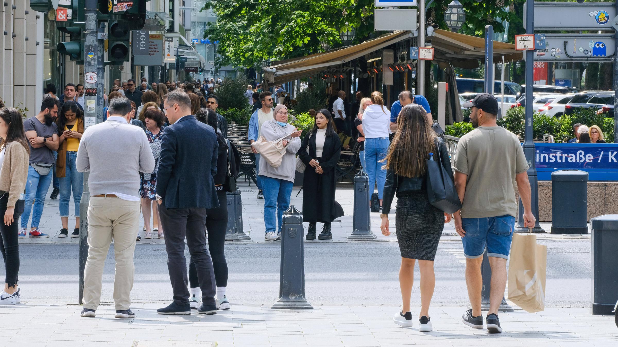 Menschen auf der Königsallee in Düsseldorf
