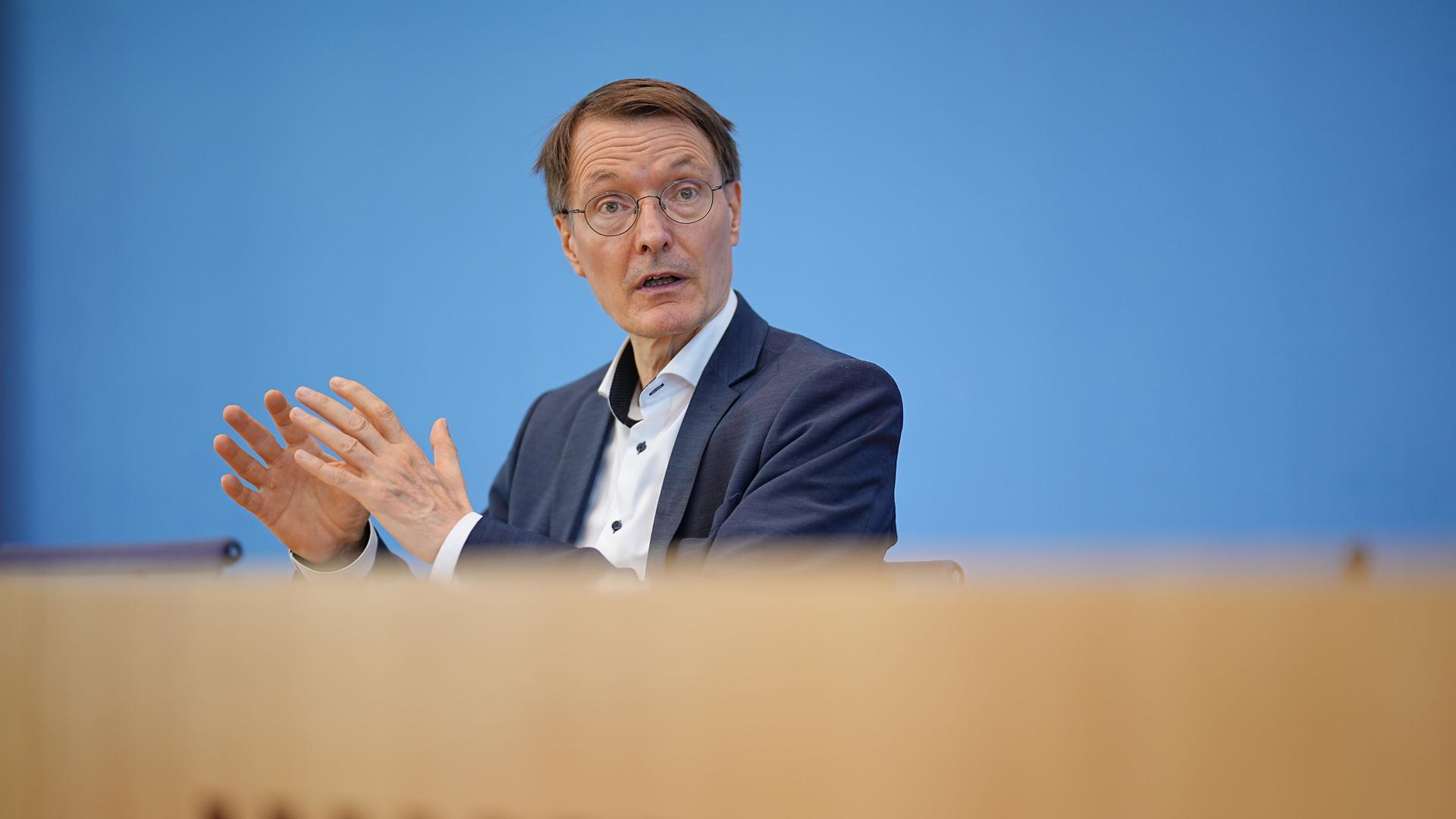 Karl Lauterbach (SPD), Bundesminister für Gesundheit, spricht bei einer Pressekonferenz zur Corona-Lage im Sommer in der Bundespressekonferenz