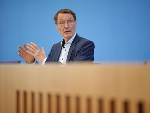 Karl Lauterbach (SPD), Bundesminister für Gesundheit, spricht bei einer Pressekonferenz zur Corona-Lage im Sommer in der Bundespressekonferenz