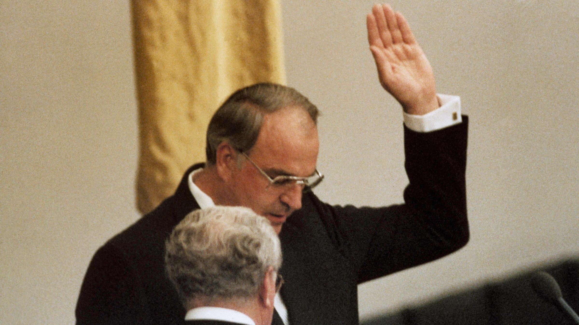 1. Oktober 1982: Der neue Bundeskanzler Helmut Kohl (CDU) leistet seinen Amtseid vor dem damaligen Bundestagspräsident Richard Stücklen