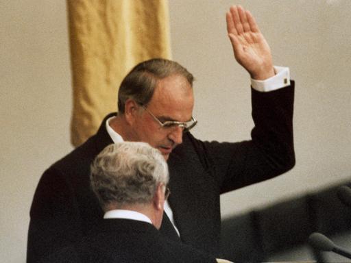 1. Oktober 1982: Der neue Bundeskanzler Helmut Kohl (CDU) leistet seinen Amtseid vor dem damaligen Bundestagspräsident Richard Stücklen
