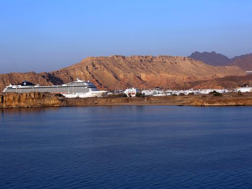 Kreuzfahrtschiffe und Jachten vor Sharm el-Sheik in Ägypten am 1. November 2022.